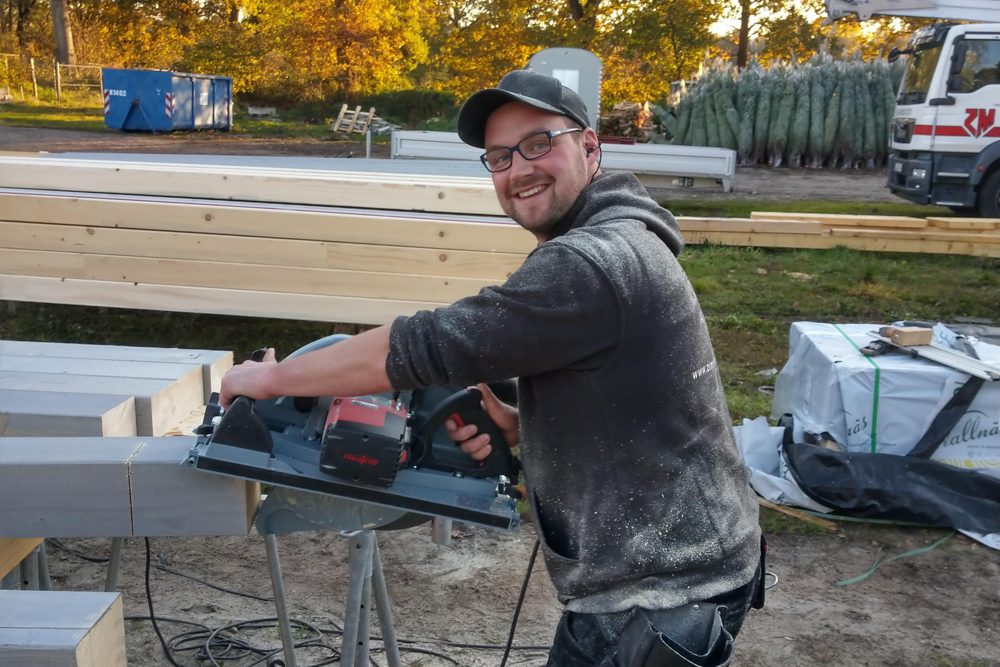 Tim Tüchsen beim Zuschnitt auf der Baustelle