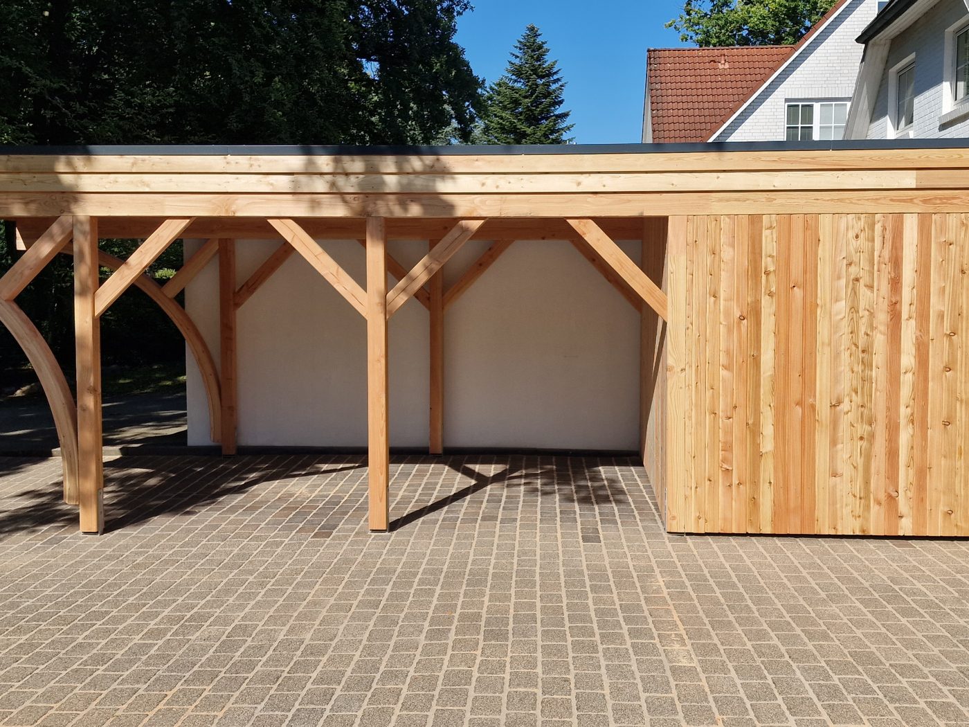 Fertiger Carport aus Lärche mit Geräteraum