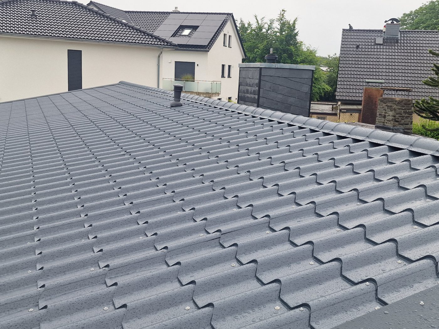 Neu eingedecktes Dach mit anthrazitfarbenen Ziegeln