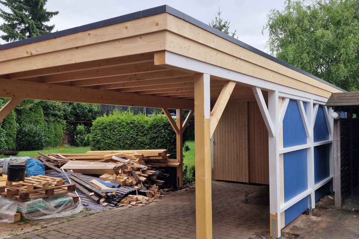 Carport mit Geräteraum an einem Wohnhaus